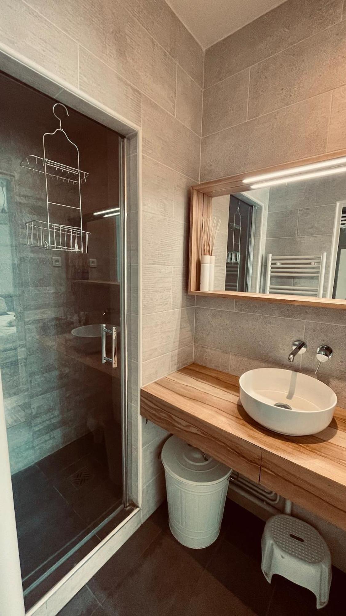 Stylish Parisian Montmartre 2br Paris